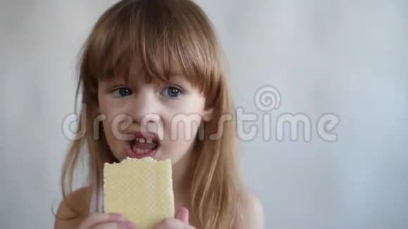 小女孩吃华夫饼视频的预览图