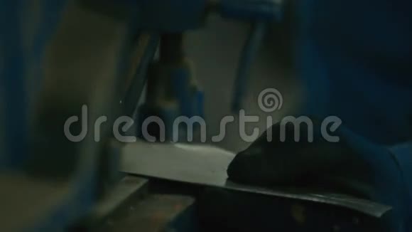 汽车机械切割金属条手视频的预览图