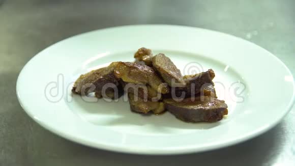 厨房餐厅做饭厨师装饰肉类用干梅酱箔烤制视频的预览图