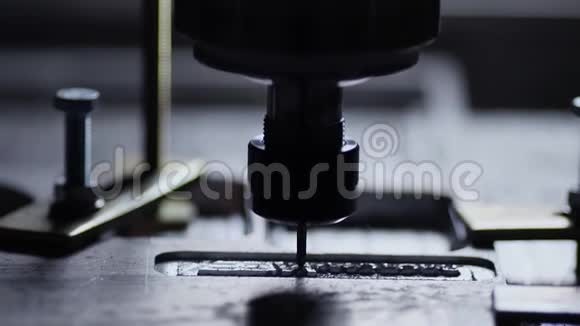 使用车床生产金属产品的工厂为笔记本电脑或平板电脑制造盖子视频的预览图