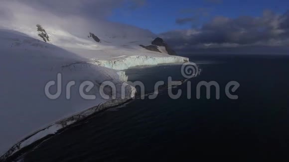 海洋附近的一个大冰川的景色安德列夫视频的预览图