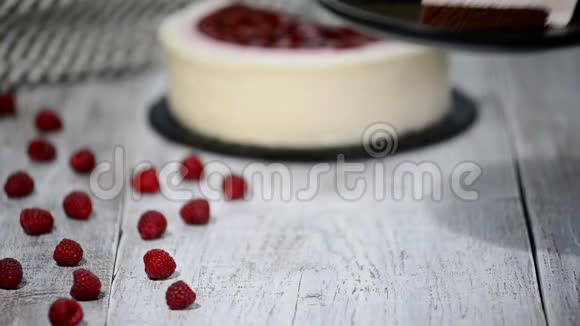 自制覆盆子慕斯蛋糕把甜点放在黑色盘子里视频的预览图