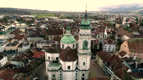 极佳的4k空中无人机景观大中世纪古城与老建筑教堂河边视频的预览图