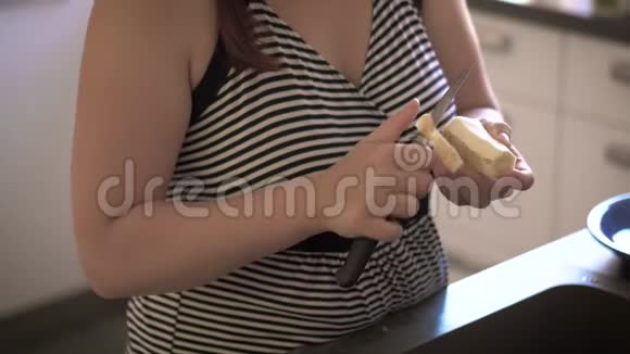 怀孕妇女准备4K餐视频的预览图
