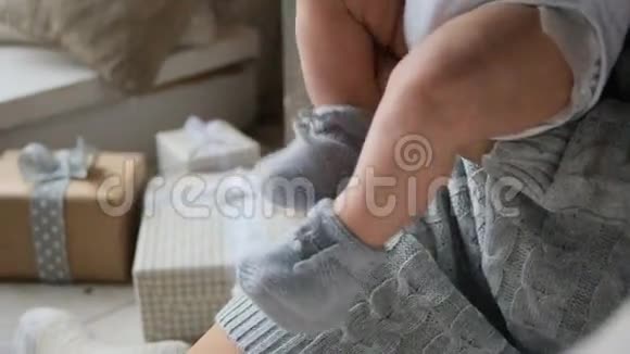 穿着针织鞋的婴儿脚坐在手臂上视频的预览图