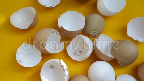 旋转黄桌上破碎的蛋壳视频的预览图