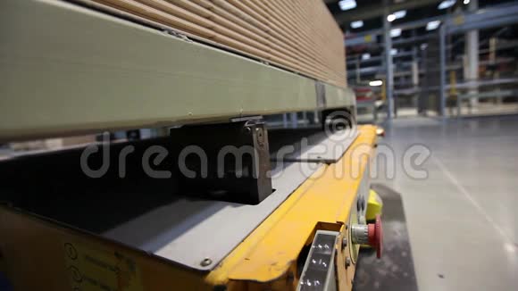 瓷砖制造黄色卡车运输货物工业内部特写视频的预览图