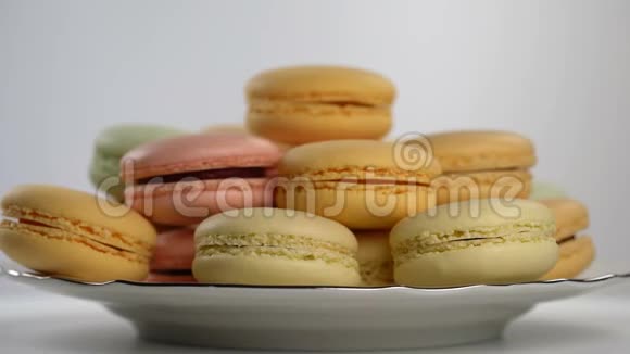 五颜六色的法国马卡龙美食甜点视频的预览图