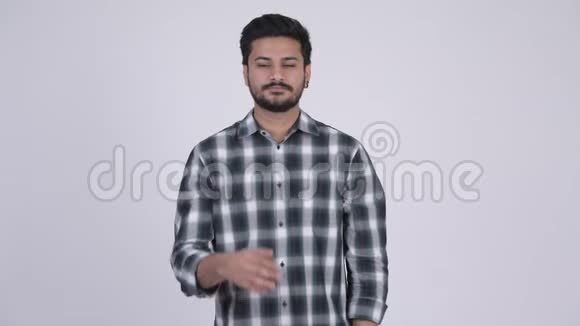 年轻留胡子的印度男人握手的肖像视频的预览图