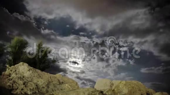 夜晚和月亮在云层之上视频的预览图
