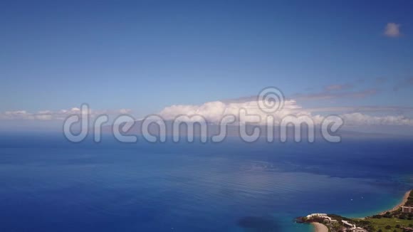在蓝天和大山上拍摄令人兴奋的太平洋照片有活跃的火山口视频的预览图