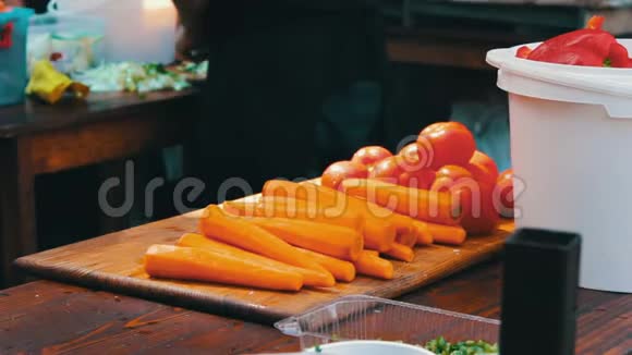 厨房桌子上有很多生胡萝卜和西红柿厨师在后台厨房做饭视频的预览图