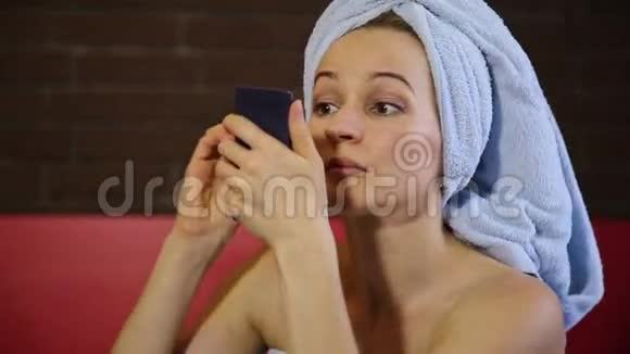女人穿着浴巾化妆画睫毛皮肤护理每日面部皮肤视频的预览图