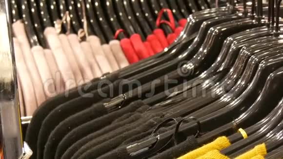 在商场或商场的时装店里各种时尚的针织五彩衫挂在时尚的黑色衣架上视频的预览图