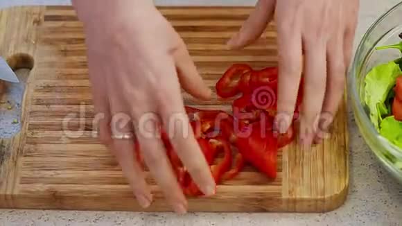 女人的手混合新鲜蔬菜沙拉视频的预览图