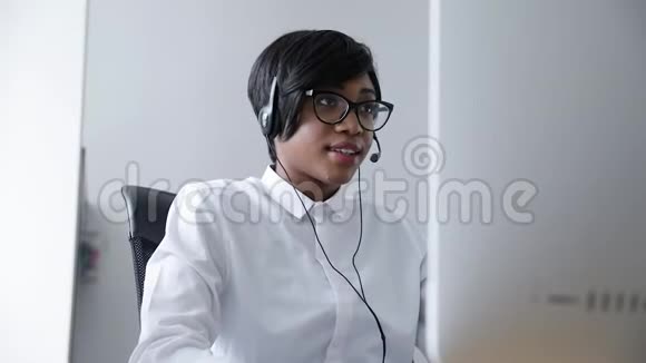 客户支持非裔美国妇女在呼叫中心工作视频的预览图