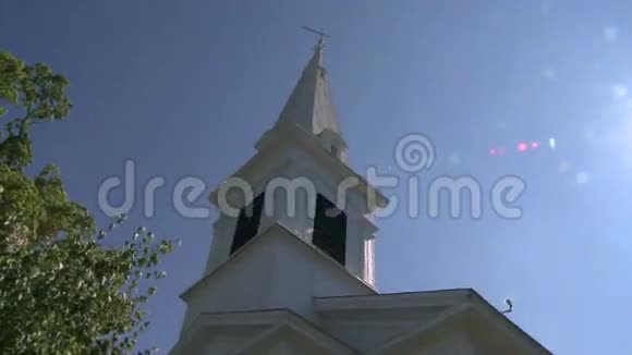 仰望教堂的尖顶视频的预览图