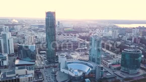 现代高层住宅在埃卡捷琳堡日落剪辑日落时埃卡捷琳堡的俯视图视频的预览图