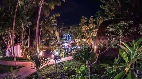 印尼美丽的棕榈度假村游泳池夜间时间间隔4k视频的预览图