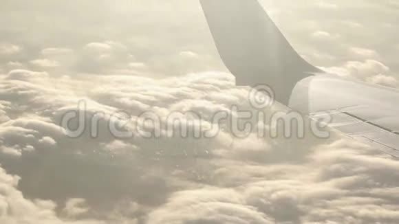 在云层和太阳升起的背景下飞机的机翼看起来很漂亮视频的预览图
