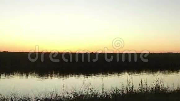 黄昏时分在湿地的渔船视频的预览图