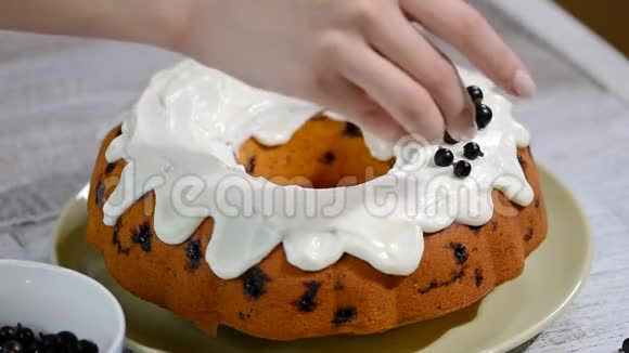 用黑色醋栗装饰蛋糕视频的预览图