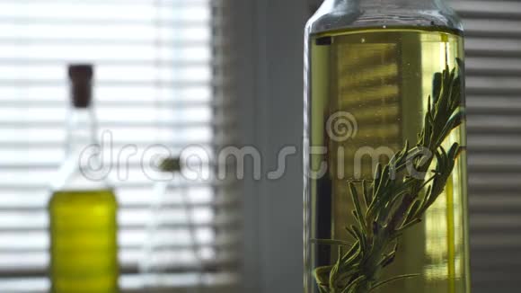 迷迭香草落橄榄油瓶草药和香料特级初榨橄榄油视频的预览图