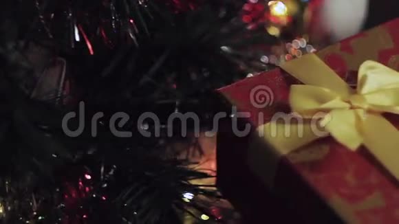 有人在圣诞树附近的圣诞礼盒上放了一张明信片视频的预览图