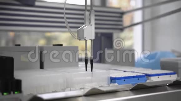 现代医学检验机器人机分子遗传研究实验室PCR视频的预览图