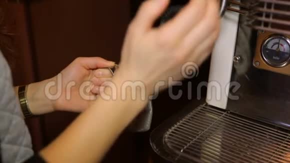 咖啡师用专业咖啡机在罐子里搅拌牛奶视频的预览图