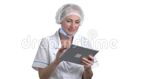 自信的女医生使用数字平板电脑的肖像视频的预览图