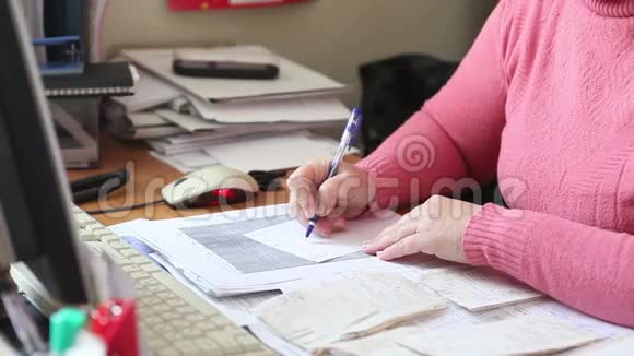 女人在办公室写一张纸条视频的预览图