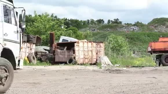 一个垃圾收集器正开车穿过一个城市垃圾场视频的预览图