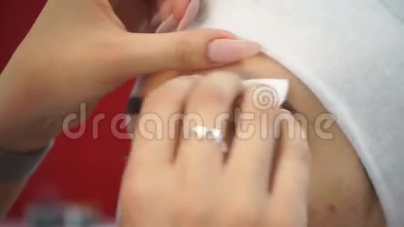 专业化妆师用指甲花画客户眉毛视频的预览图