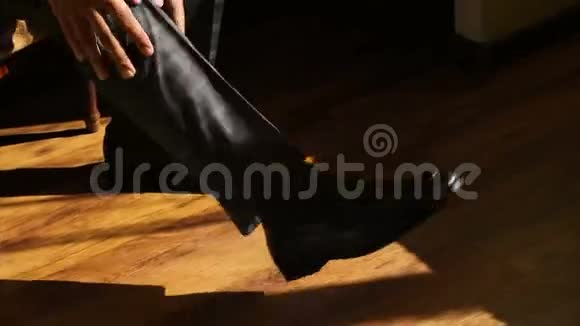 男鞋专利皮鞋正装节日装视频的预览图