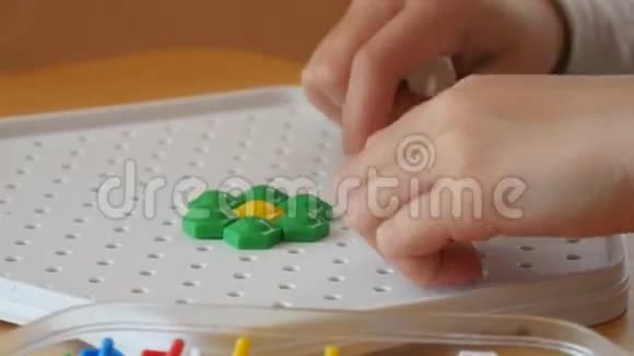 一个孩子在玩一套玩具教育游戏的工具视频的预览图