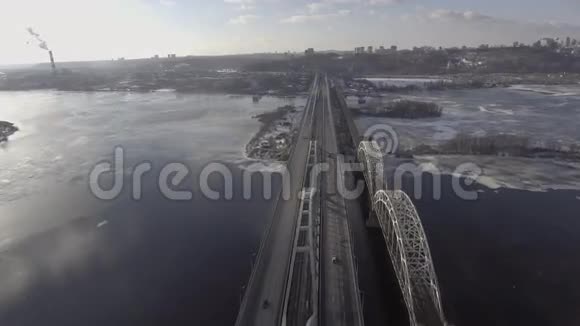 飞过铁路桥在车底骑着河水被冻住被雪覆盖机器要去视频的预览图