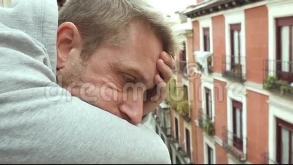 4k24fps视频手握cam特写青年悲伤男子在阳台望着远方悲伤沮丧忧虑绝望视频的预览图