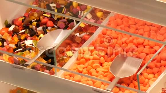 一家食品市场商店柜台上摆放着五颜六色的果冻糖果德国糖果的名字糖果的重量都在附近视频的预览图