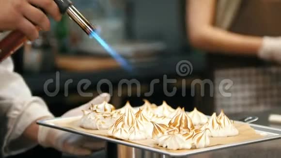米林盖工艺烹饪厨师用火装饰甜点视频的预览图