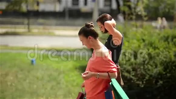美丽微笑的女性朋友手里拿着购物袋走在街上视频的预览图