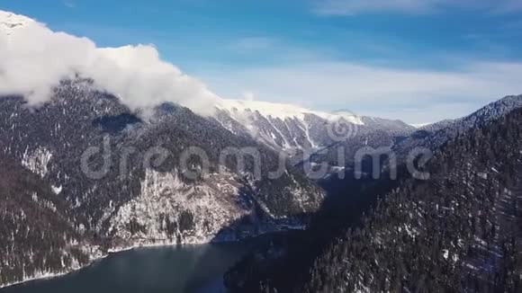 全景观美丽的白色冬季仙境风景与雪山峰会剪辑清澈的山峰视频的预览图