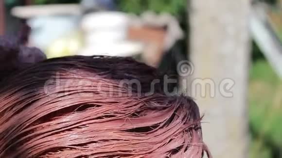 头发染色过程中理发师把头发染成灰白头发的女人在街上近景视频的预览图