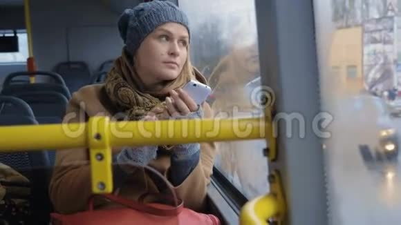 有智能手机的女人乘公共汽车视频的预览图