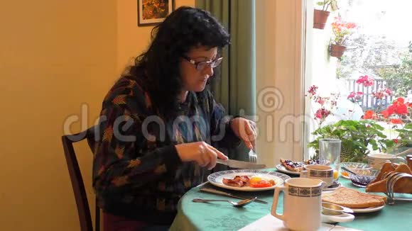 女人在吃英式早餐视频的预览图