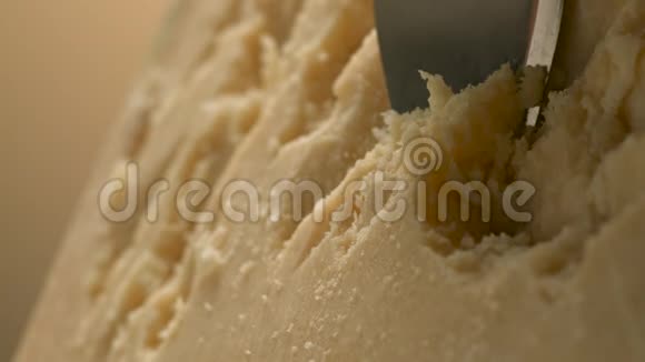 一把锋利的刀把坚硬的奶酪切成小块帕米森很漂亮的摄影棚相机幻影Flex视频的预览图