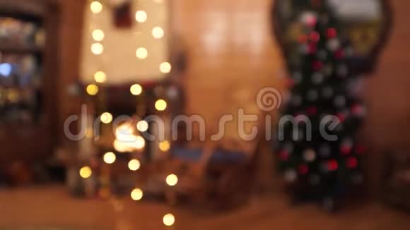 家里的圣诞装饰圣诞树和玩具火和蜡烛视频的预览图