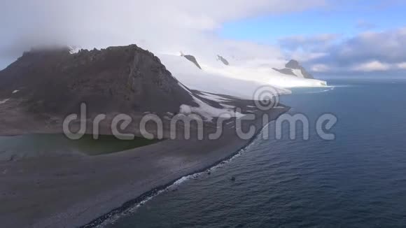 空中俯瞰覆盖着雪的群山安德列夫视频的预览图