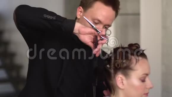 男美发师在美容院给女孩子做发型视频的预览图