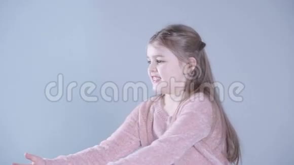 开朗的小女孩在白色背景上摆姿势视频的预览图